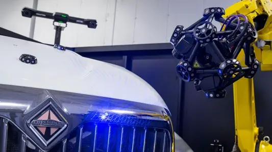 MetraSCAN 3D-R inspeccionando un componente automotriz
