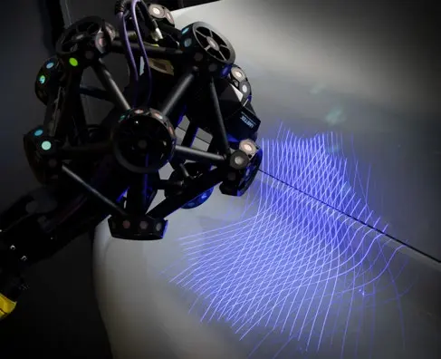 Cabezal MetraSCAN 3D-R proyectando líneas láser