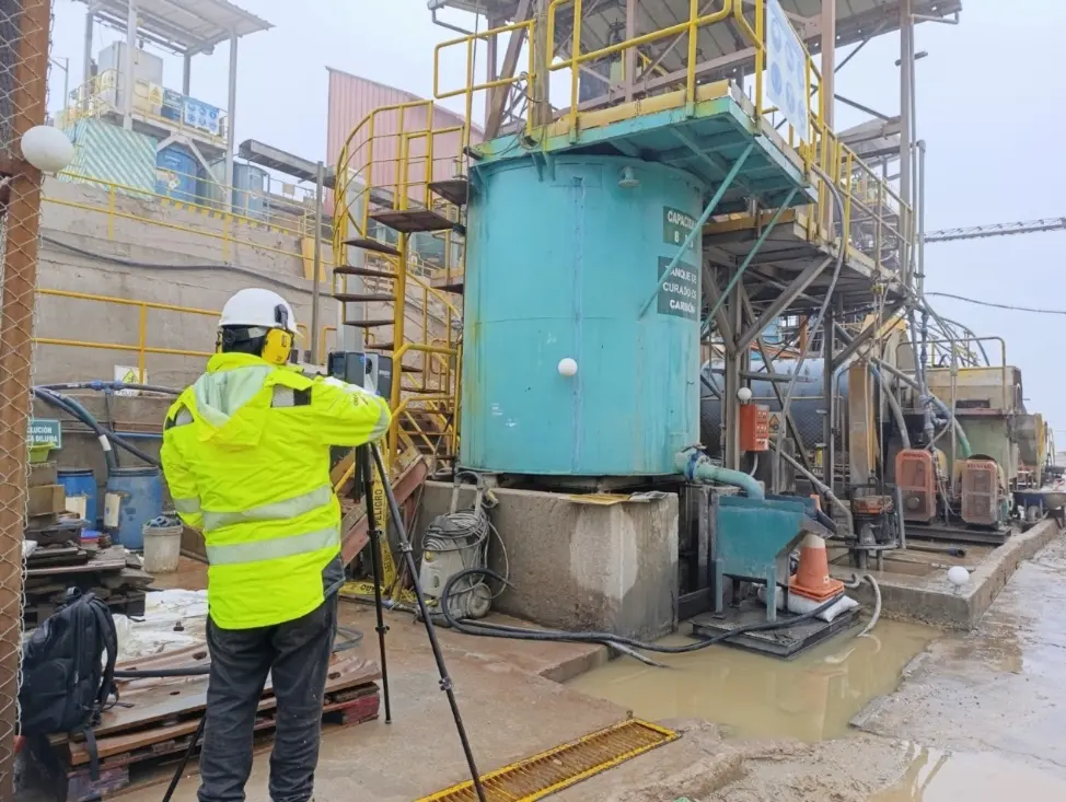 Escáner láser 3D trabajando en una instalación industrial
